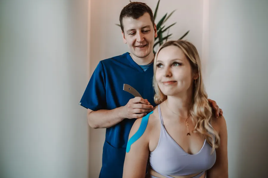Fizjoterapeuta z pacjentką w studiu Body-up Kraków